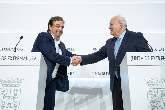 Guillermo Fernández Vara y Miguel Ángel Moratinos estrechan sus manos.