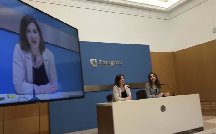 La portavoz del grupo municipal de Ciudadanos, Sara Fernández; y la portavoz del grupo municipal del PP, María Navarro