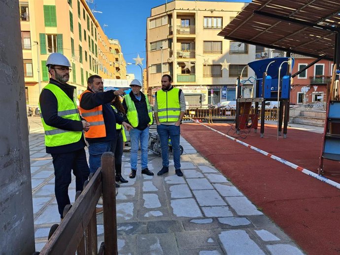 Archivo - El alcalde de Palma, José Hila, visitando las obras de la plaza Serralta