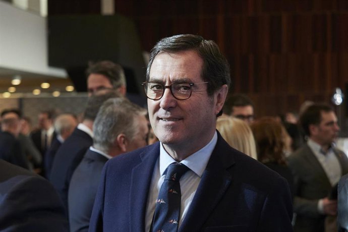 El presidente de la CEOE, Antonio Garamendi, a su llegada al acto de entrega del Premio Navarra Empresarial, en la sala de Exposiciones de Baluarte, a 17 de febrero de 2023, en Pamplona, Navarra (España). El galardón nació en 2022 y tiene el objetivo de