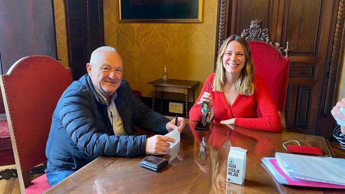 La regidora de Participación Ciudadana y Gobierno Interior, Cludia Costa, durante la firma de uno de los casales.