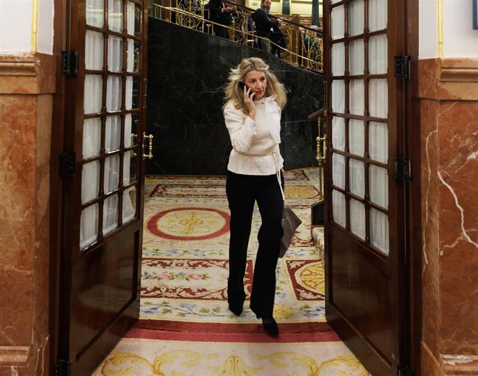 La vicepresidenta segunda y ministra de Trabajo y Economía Social, Yolanda Díaz, habla por teléfono a su salida de una sesión de control, en el Congreso de los Diputados, a 15 de febrero de 2023, en Madrid (España). 