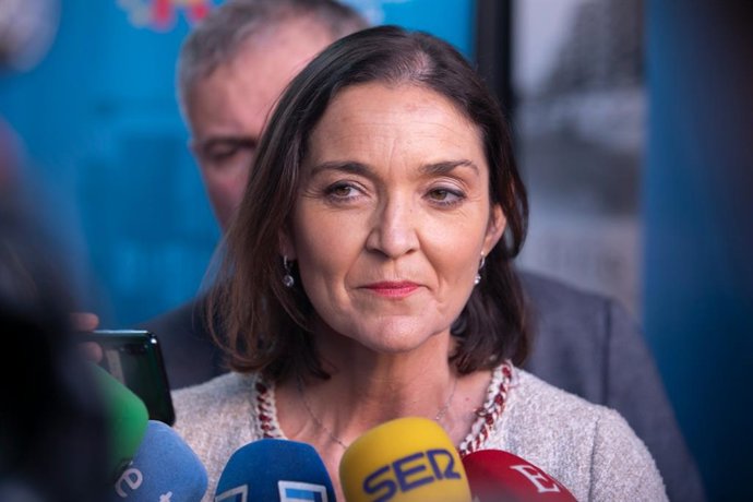 La ministra de Industria, Comercio y Turismo, Reyes Maroto, atiende a los medios de comunicación tras la presentación en Gijón del Proyecto Estratégico para la Recuperación y Transformación Económica (PERTE) de descarbonización industrial