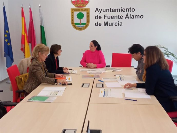 La coordinadora del MAPMM, Francisca Baraza, reunida con parte del equipo de la Oficina Técnica del Mar Menor y los alcaldes de Torre Pacheco, Antonio León, y Fuente Álamo, Juana María Martínez