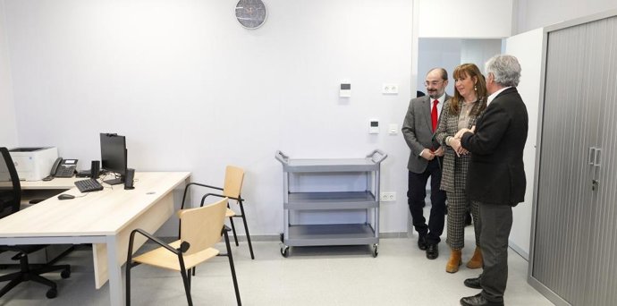 Javier Lambán y Sira Repollés visitan el nuevo centro de salud del Barrio de Jesús.