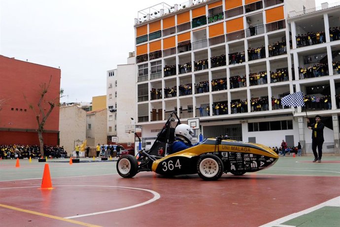 La escudería MART de la UMA transforma por un día el patio de Maristas en un circuito