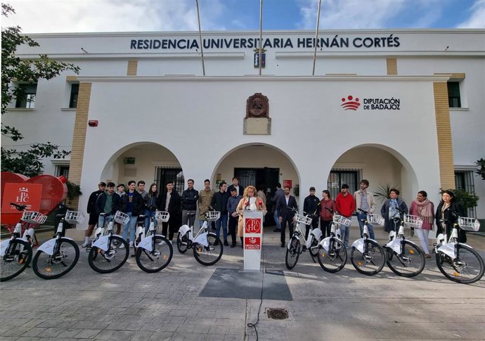 La Residencia Hernán Cortés inaugura un nuevo servicio de bicicletas eléctrica.