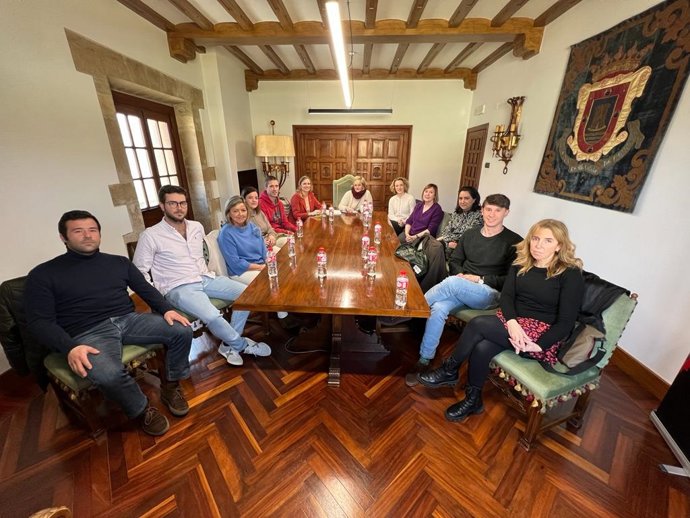 El Colegio de Farmacéuticos presenta al Ayuntamiento de Camargo el programa para mejorar el uso de la medicación