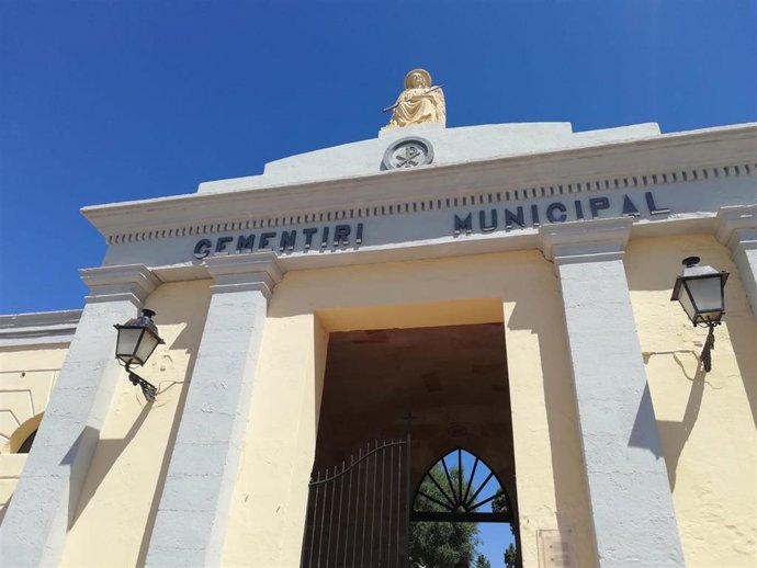 Archivo - Entrada al cementerio municipal de Ciutadella.