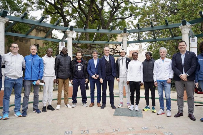 Archivo - El alcalde de Sevilla, Antonio Muñoz, en el centro de la imagen, presenta a los corredores élite del Zurich Maratón en el Alcázar.