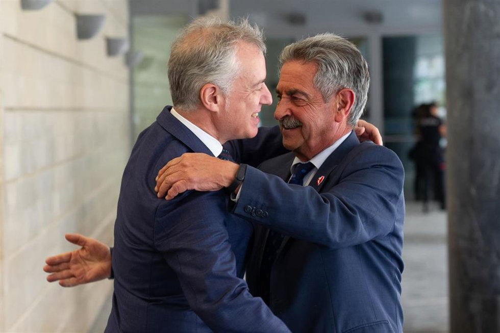 Archivo - El lehendakari Iñigo Urkullu (i), con el presidente de Cantabria, Miguel Ángel Revilla (d),
