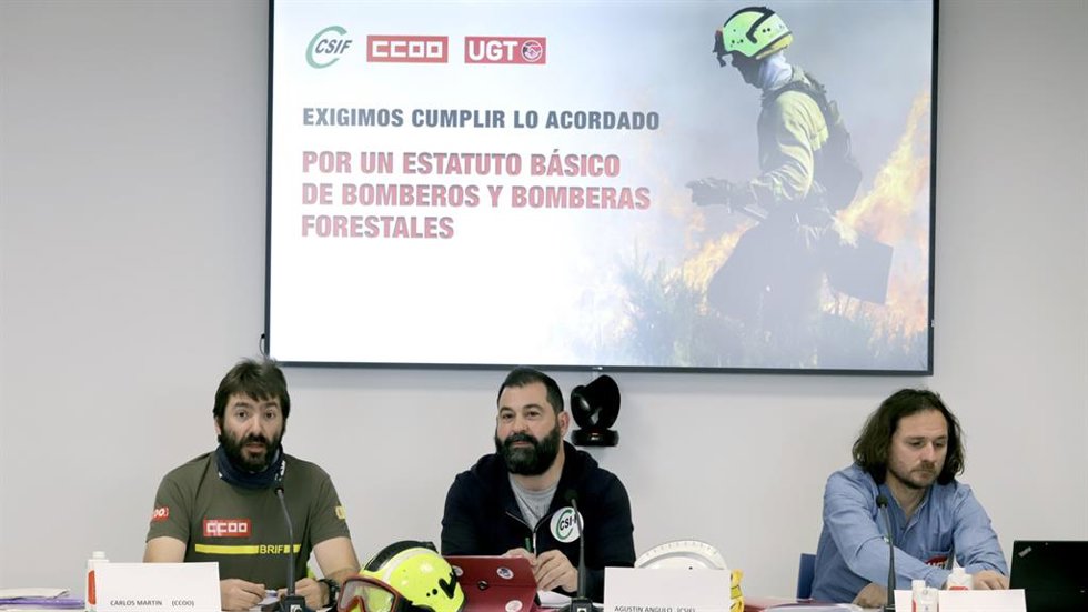 UGT, CCOO y CSIF reclaman al Gobierno que inicie la tramitación de la ley básica de los bomberos forestales que prometió en julio de 2022.
