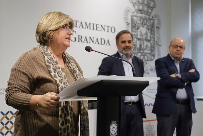 Ana Muñoz, atiende a los medios en el Ayuntamiento de Granada en presencia de Jacobo Calvo y Francisco Herrera
