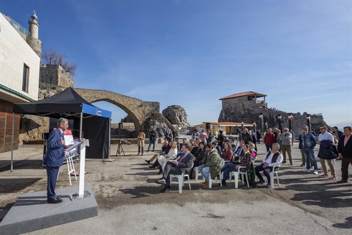 El presidente de Cantabria, Miguel Ángel Revilla, presenta la segunda fase de refuerzo del rompeolas de Castro Urdiales