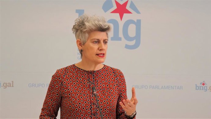 La portavoz de Cultura del Grupo del BNG, Mercedes Queixas, en rueda de prensa en el  Parlamento.