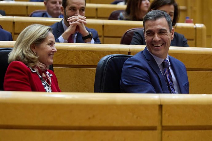 Archivo - El presidente del Gobierno, Pedro Sánchez, y la vicepresidenta primera y ministra de Asuntos Económicos y Transformación Digital, Nadia Calviño, durante una sesión de control al Gobierno en el Senado, a 21 de diciembre de 2022, en Madrid (Espa