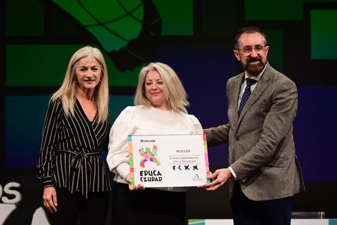 La consejera de Desarrollo Educativo y Formación Profesional, Patricia del Pozo, entrega el reconocimiento de Educaciudad al municipo de Moguer.