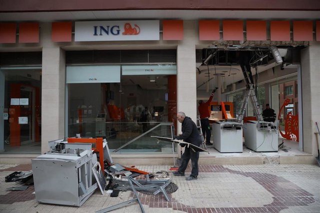 Revientan con explosivos cajeros de un banco en el centro de Málaga.