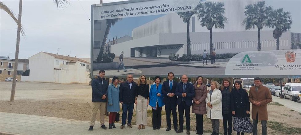 Nieto visita el solar donde se ubicarán los juzgados de Huercal-Overa (Almería)
