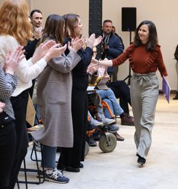 La secretaria general de Podemos y ministra de Derechos Sociales y Agenda 2030, Ione Belarra, saluda a su llegada a la III Conferencia Europea por la Paz, en el Espacio Larra, a 17 de febrero de 2023, en Madrid (España). 