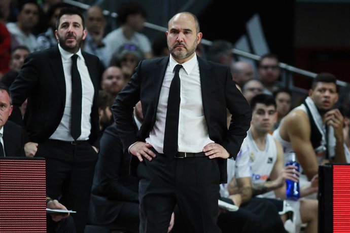 Archivo - El entrenador del Real Madrid de baloncesto, Chus Mateo, durante un partido