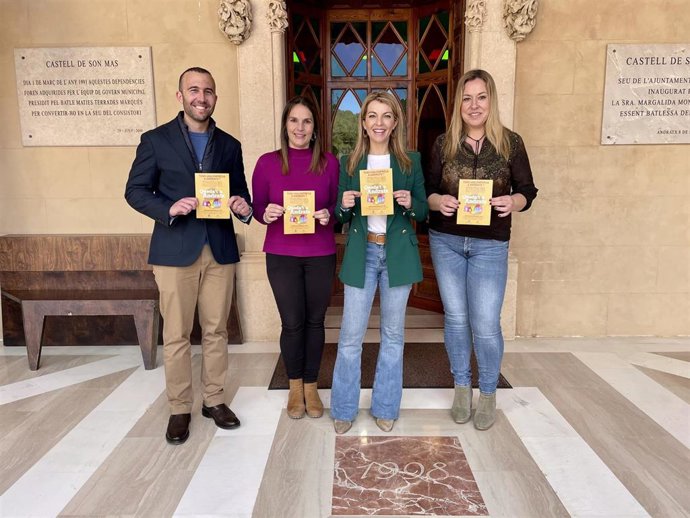 La alcaldesa de Andratx, Estefanía Gonzalvo, y la regidora de Comercio, Juana Dols, presentan la campaña de bonos de descuento 'Queda't a Andratx'.