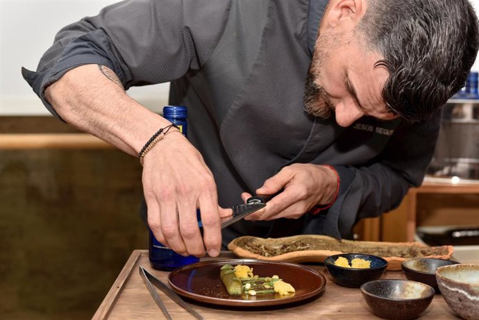 Archivo - El chef Jesús Segura prepara un menú en el restaurante Trivio, a 26 de mayo de 2022, en Cuenca, Castilla La Mancha (España). Desde la apertura del restaurante en 2015, el chef y su equipo han ido desarrollando nuevas líneas de investigación en