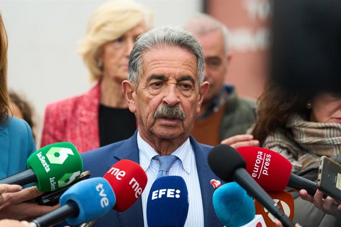 Archivo - El presidente de Cantabria, Miguel Angel Revilla, ofrece declaraciones a los medios 