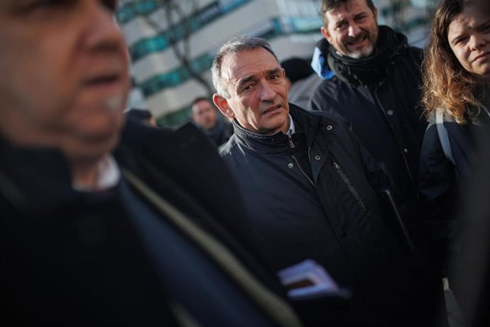 Archivo - El secretario general del PCE y portavoz parlamentario de Izquierda Unida, Enrique Santiago (i) y el diputado de Podemos Rafael Mayoral (d), en los Juzgados de lo Penal, el día que juzgan a los sindicalistas de la plantilla de Alcoa detenidos 