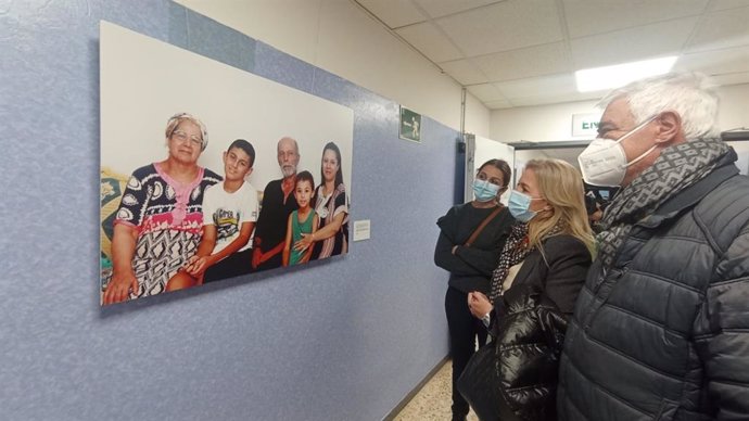 El Hospital de Punta de Europa, de Algeciras (Cádiz), acoge la exposición fotográfica 'Somos familia, somos iguales' de la Fundación Márgenes y Vínculos