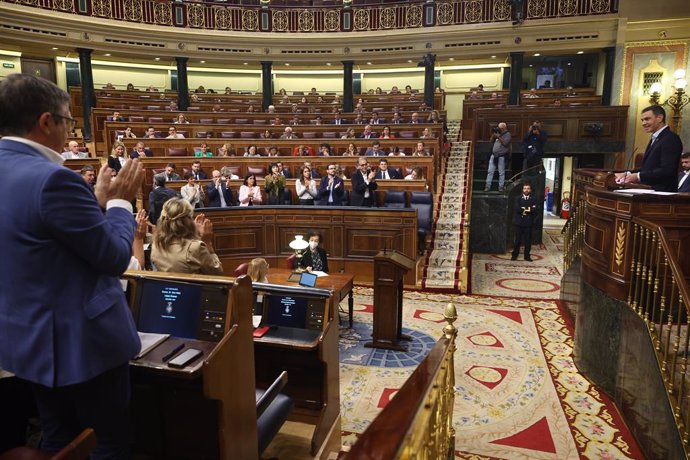 Archivo - El presidente del Gobierno, Pedro Sánchez, es aplaudido durante una sesión plenaria en el Congreso de los Diputados.