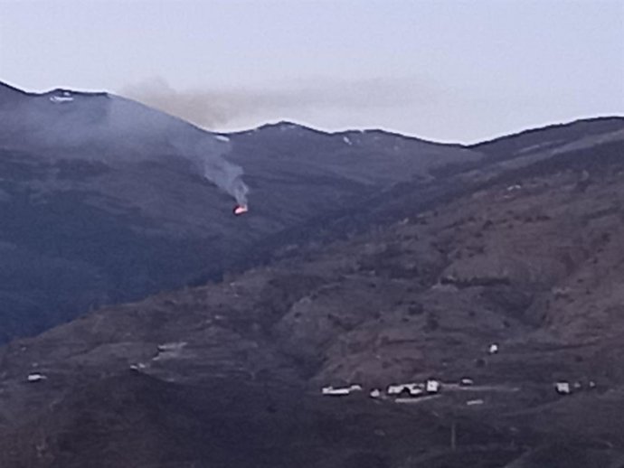 Archivo - Incendio forestal en la Alpujarra de Granada, en imagen de archivo