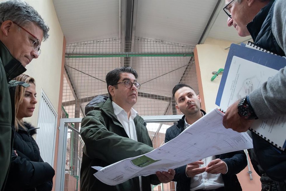 El presidente insular, Pedro Martín, visita las instalaciones del Centro de Protección Animal de Tierra Blanca