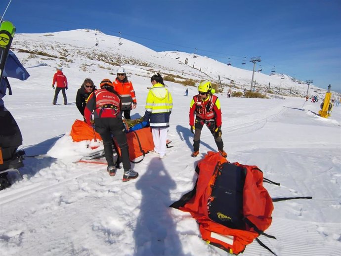 Evacuación del joven herido grave tras sufrir una caída esquiando en Alto Campoo.