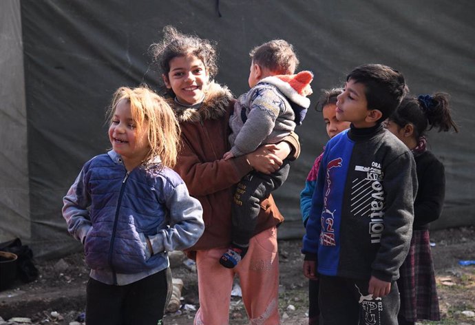 Niños afectados por el terremoto en en un campo de desplazados de Alepo (Siria)