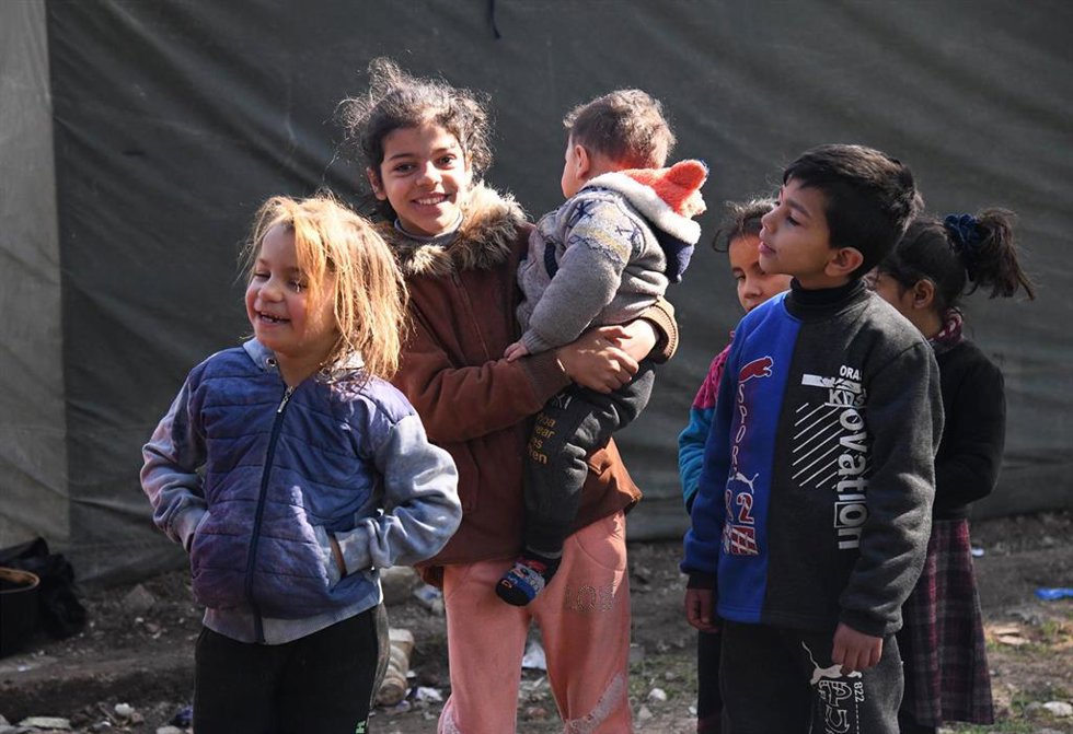 Niños afectados por el terremoto en en un campo de desplazados de Alepo (Siria)