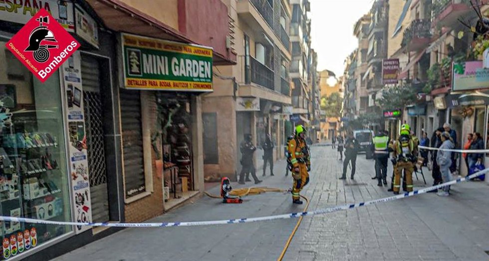 Efectivos del Consorcio Provincial de Bomberos en el incendio originado este viernes en una floristeria de Benidorm.