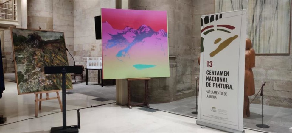 La obra 'Glitchland 26' (a la derecha) de Julio Sarramián, ganadora del 13 Certamen Nacional de Pintura del Parlamento riojano