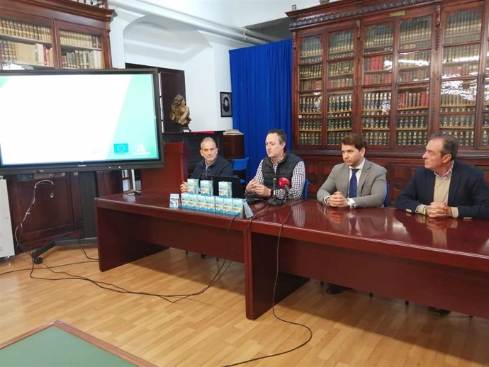 Autoridades en la presentación de la Colección de Senderos Geológicos de Andalucía.