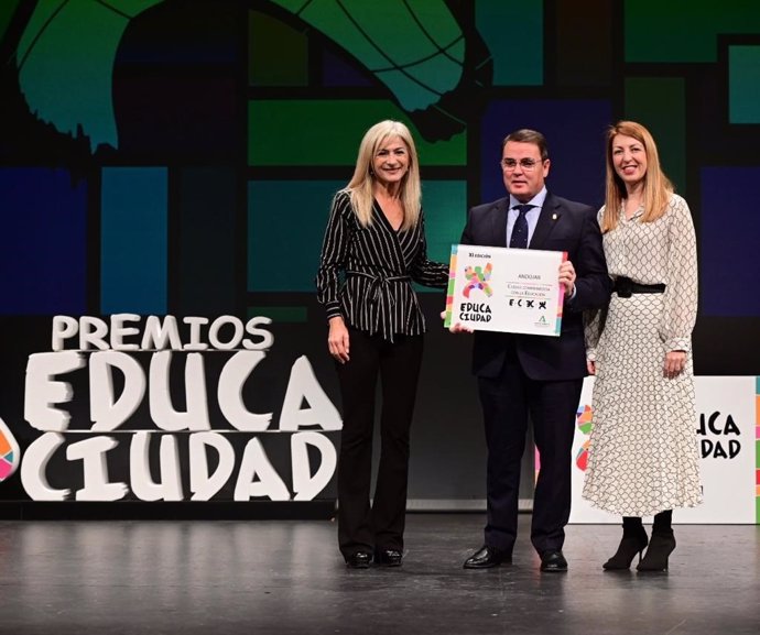 El alcalde de Andújar, Pedro Luis Rodríguez, tras recoger el premio