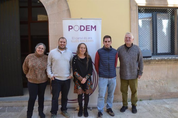 Maria Ramos (en el centro), junto con miembros de Podem Alcúdia, en su presentación como candidata