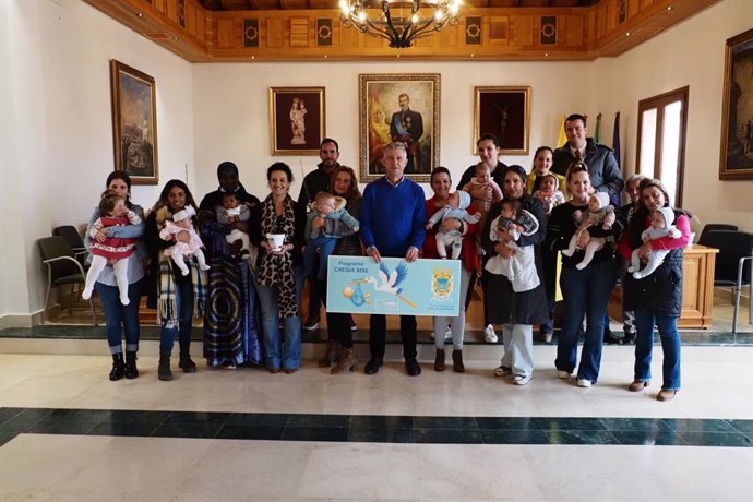 El Ayuntamiento de Palos de la Frontera (Huelva) entrega el 'cheque bebé' a 17 pequeños nacidos en 2022.