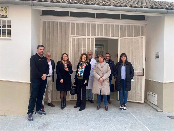 La delegada territorial de Salud y Consumo, María Jesús Botella (centro), visita el consultorio de salud de Moriles.
