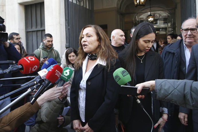 Eulalia Ramón atiende a los medios a las puertas de la capilla ardiente de Carlos Saura instalada en la Academia de Cine, a 13 de febrero de 2023, en Madrid (España).