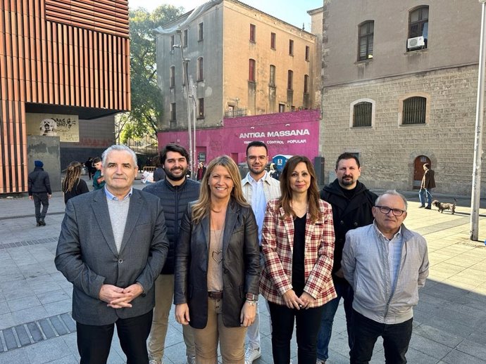 Representants de Valents davant l'antiga Escola Massana de Barcelona