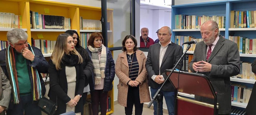 El presidente de la El presidente de la Diputación, Fernando Rodríguez Villalobos, en la inauguración de la biblioteca de Martín de la Jara, acompañado por el alcalde, Manuel Sánchez Aroca.