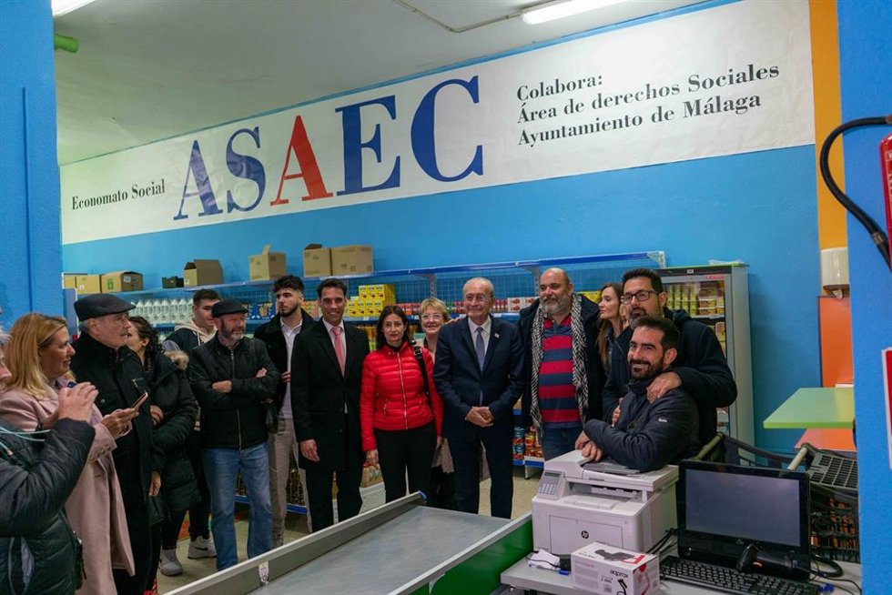 El alcalde de Málaga, Francisco de la Torre, junto a los concejales de Derechos Sociales y del distrito Bailén Miraflores, Francisco Pomares y Elisa Pérez de Siles, ha asistido este viernes a conocer las instalaciones de este nuevo economato.