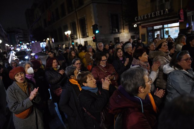 Un grupo de personas que se ha concentrado para protestar por el repunte de asesinatos machistas este mes, muestran carteles con los nombres de las fallecidas, frente al Ministerio de Justicia, a 29 de diciembre de 2022, en Madrid (España).