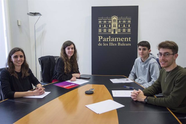 La diputada de Podemos por Baleares en el Congreso Lucía Muñoz y la portavoz adjunta de Podemos en el Parlament, Esperança Sans, con miembros de Fridays For Future Mallorca.