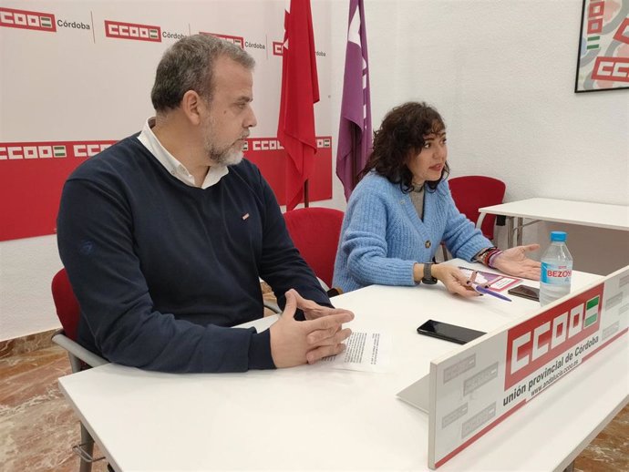 El secretario general del sindicato de Servicios de CCOO de Córdoba, Manuel Casado, y la delegada de CCOO en el sector de Comercio, Rosa Galán.
